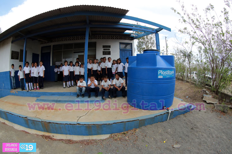 Estudiantes de Cuajachillo cuentan con tanque de almacenamiento de agua potable